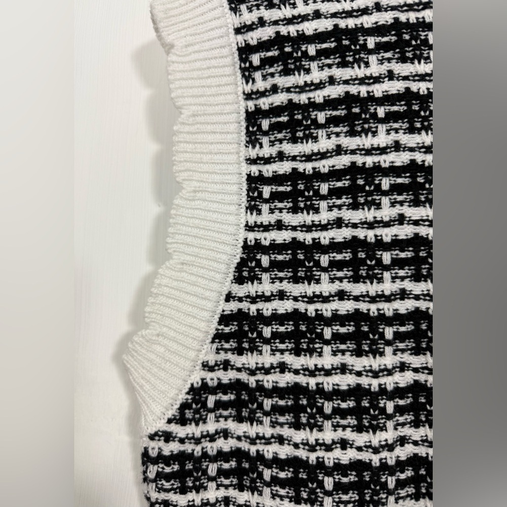 Fashion Size Small Black and White Sleeveless Sweater Vest - Picture 4 of 9